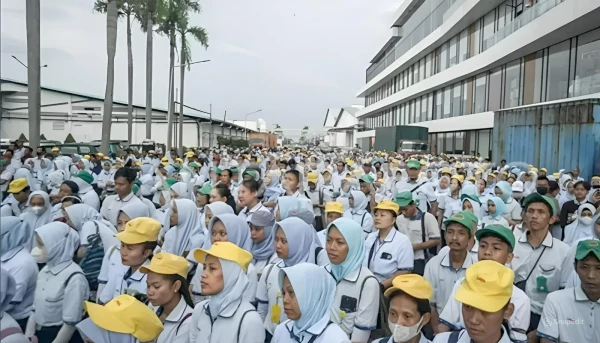 Menghadapi Gelombang PHK Massal: Bagaimana Pabrik Bertahan?